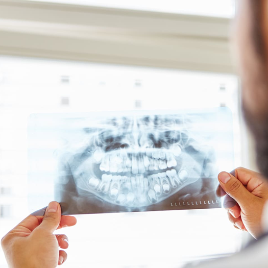 Dr. Marcelo Cavalli — Cirurgião Bucomaxilofacial atendendo paciente em São Paulo
